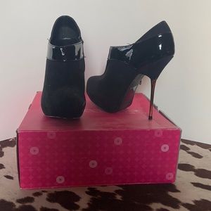 Closed toe black pumps